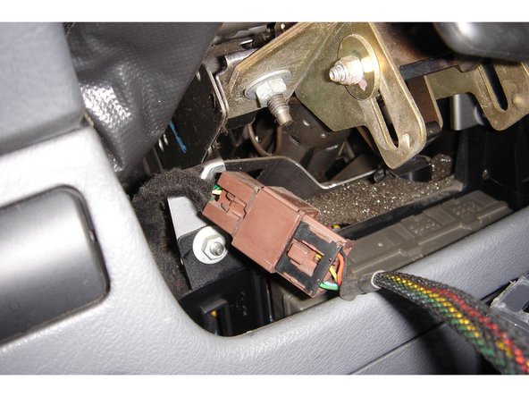 Si le véhicule est équipé du régulateur de vitesse, on rebranche le connecteur marron.