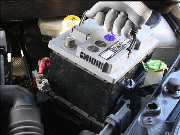 Sortir la batterie de son bac.