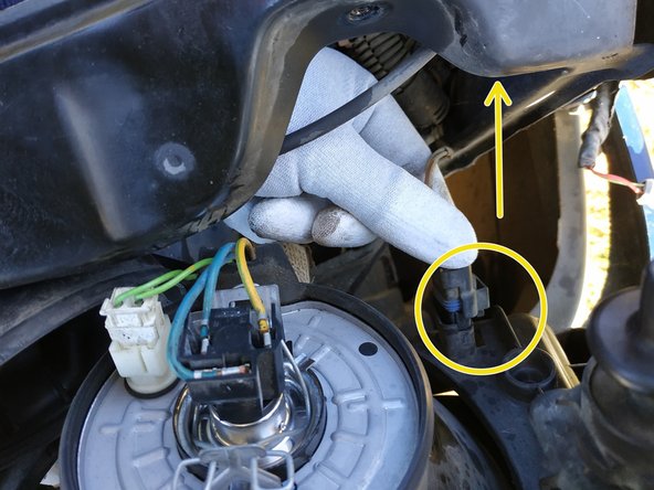 débrancher la prise électrique du phare en écartant la petite languette et en tirant