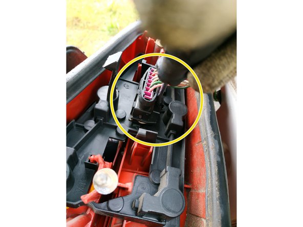 appuyer sur l'agrafe avec un tournevis plat et lever la prise avec l'autre main