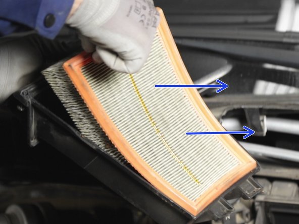 Extraire le filtre à air de son support