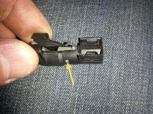 Il faut écarter les doigts de la pièce noir.