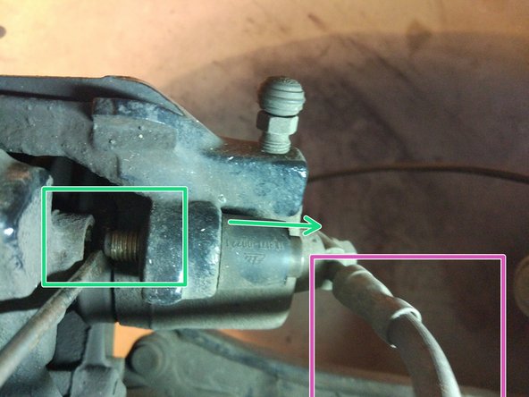 Vous pouvez suspendre l'étrier au ressort de suspension pour éviter de forcer sur la durite de frein.