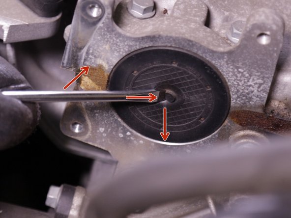 Faire levier avec le tournevis pour les extraire