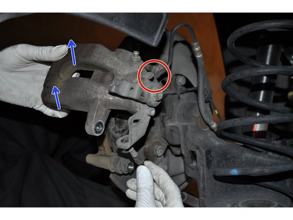 Retirer les deux vis en soutenant l'étrier.