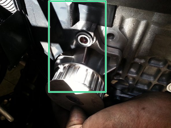 Placer la pompe à eau avec le demi carter sur le moteur.