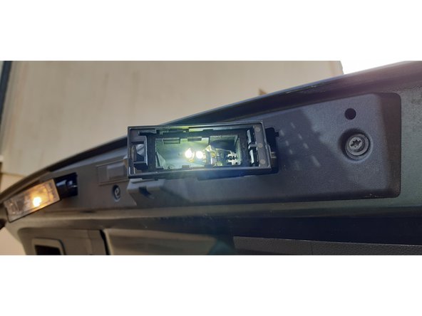 Mise en place du bloc support avant de refermer le couvercle transparent.