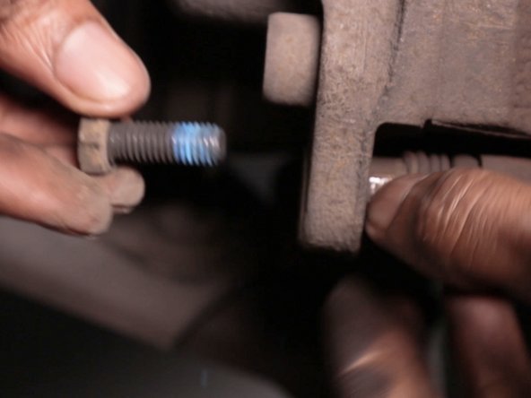 Retirer et desserrer les deux vis de l’étrier