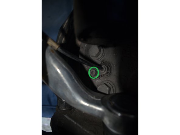 Retirez la vis à l'aide d'une clé BTR de  5mm.