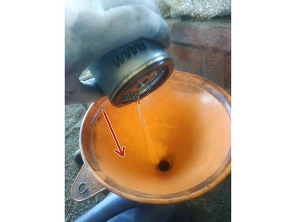 vider le contenu de l'ancien filtre dans un bac de récupération