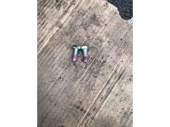 Prendre les deux nouvelles vis fournies avec les plaquettes et remettre l'étrier en place à l'aide de la clé de 15 pour maintenir le coulisseau et 13 pour visser les nouvelles vis