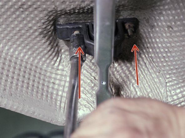 Placer le silentblocs du silencieux à l'arrière avec ses 2 écrous