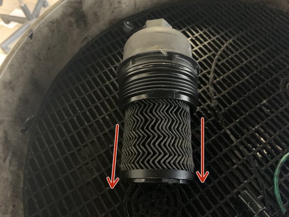 Retirer la cartouche du filtre à huile en la tirant vers le bas