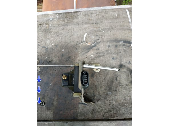 serrer les vis avec la clé torx T20 en bloquant en même temps les écrous à l'aide de la clé de 7mm