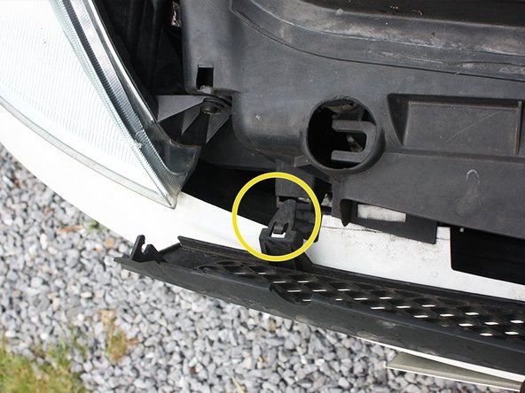 Placer d'abord les crochets de la partie inférieur de la calandre.