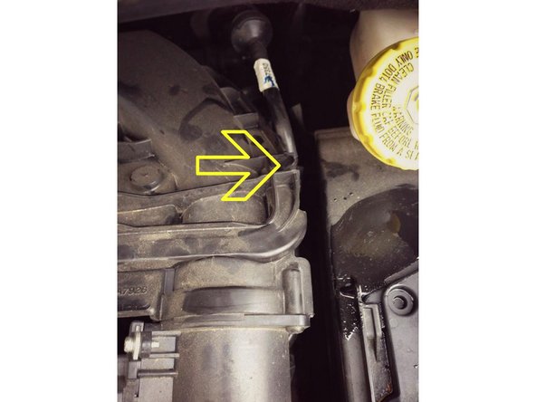 Si vous avez du mal, aidez vous en appuyant sur la boite à air pendant la manipulation.