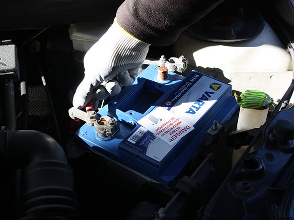 Commencer par mettre en place la cosse sur la borne Positive (+)  de la batterie.