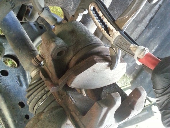 repousser le piston à l'aide de la pince multiprise (photo 2) on laisse la plaquette afin de ne pas abîmer le piston