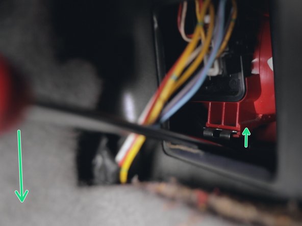 A l'aide d'une tournevis plat faire levier sur l'accroche du feu pour la déclipser