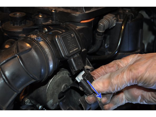 Débrancher le connecteur du débitmètre d'air.