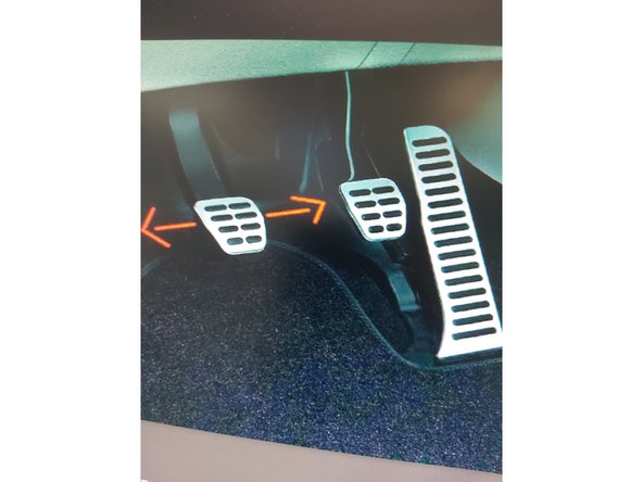 recommandation : Sans démarrer le moteur, pressez à plusieurs reprises sur la pédale de frein jusqu'à ce que vous sentiez une résistance.