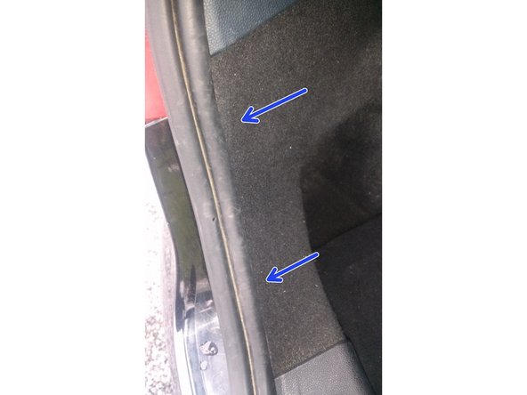 Remettre en place la moquette en veillant à bien l'inserrer sous le joint de coffre.