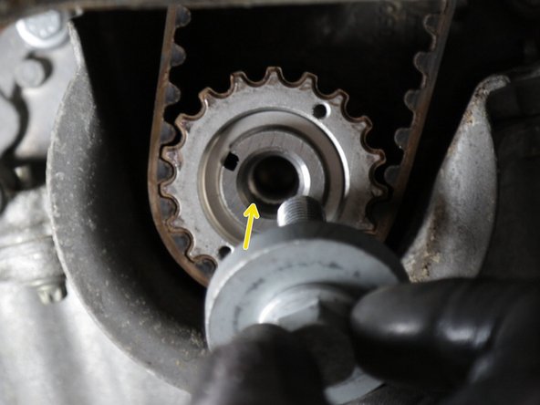 Repositionner la vis sans la poulie puis serrer