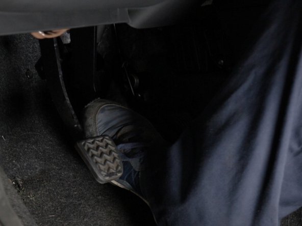 Enfoncer doucement la pédale de frein puis pomper jusqu'à ce que cette dernière devienne dure afin de rapprocher les plaquettes de frein sur le disque