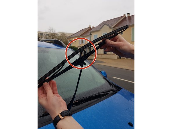 Repositionner horizontalement le nouveau balais d'essuie glace