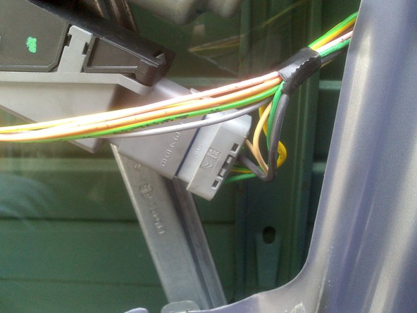 Ensuite débranchez la cosse d'alimentation du moteur du lève vitre, aidez-vous d'un petit tournevis plat, l'opération peut être difficile car la partie sur laquelle vous devez appuyer ce trouve vers l'intérieur.