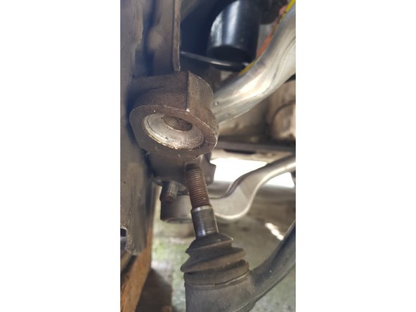 Bloquez la tige filetée avec une douille torx T40 puis dévissez l'écrou avec une clé à œil de 21mm.