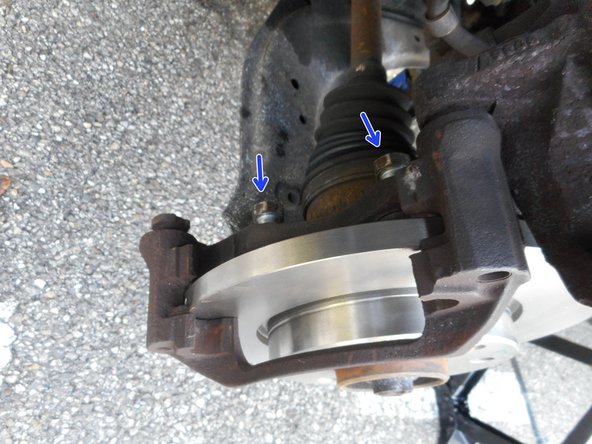 Reposez le nouveau disque, ainsi que les vis du disque (mettez des vis neuves si elles sont fournies avec les disques).