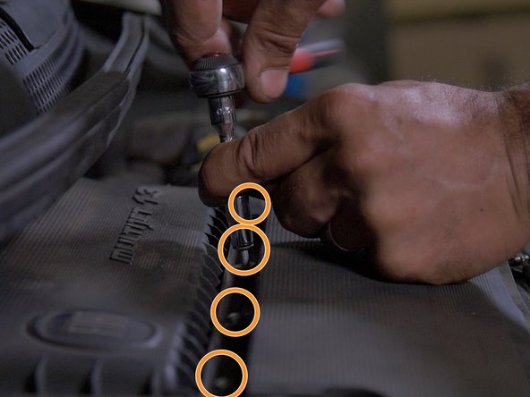 Revisser et serrer les vis du couvercle de la boite à air