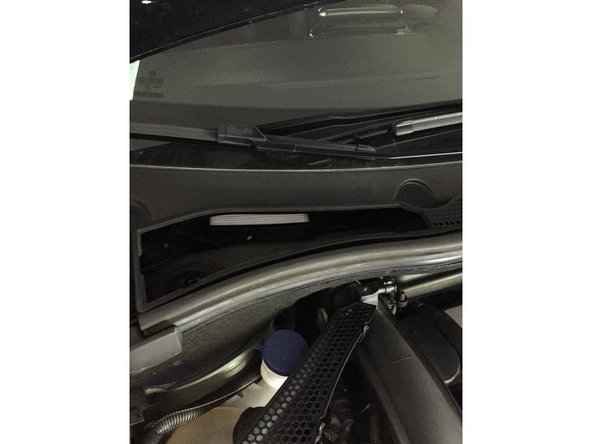 Une fois le couvercle retiré, le filtre est accessible.