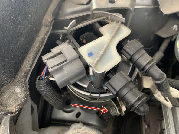 Dévisser le vis de 10 qui maintien le filtre