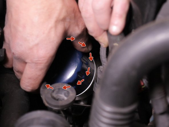 Replacer le nouveau filtre à huile sur son support et serrer fermement à la main