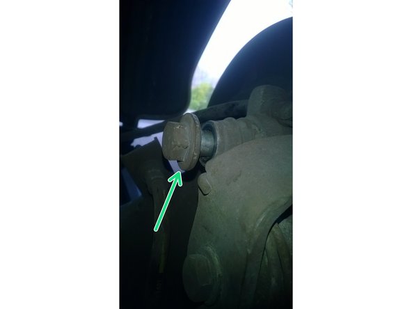 Ne pas serrer le boulon pour permetrre le passage des 2 plaquettes de frein par le dessous.