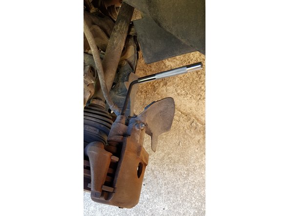 Avec un clé BTR de 6mm retirez les 2 vis.