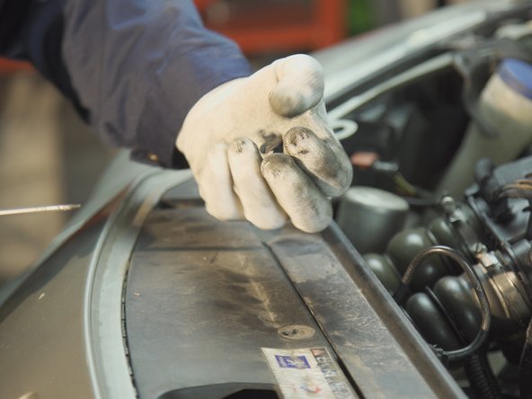 Retirer les agrafes restantes sur le pare-choc de la même manière