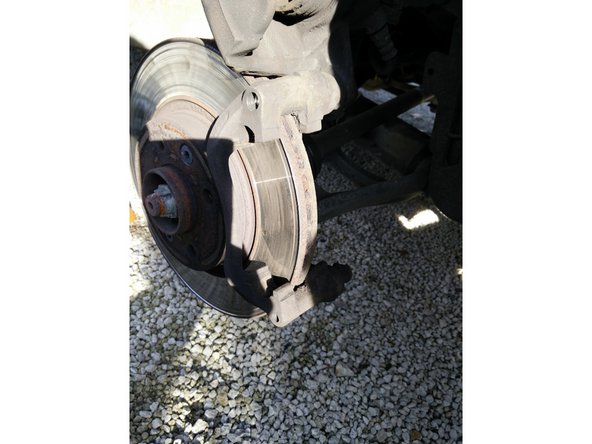 Avec le tournevis, décoller délicatement les plaquettes du disque