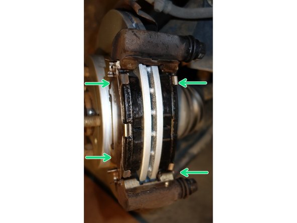 Insérer l'ensemble dans leurs logements, entre les agrafes du support d'étrier.