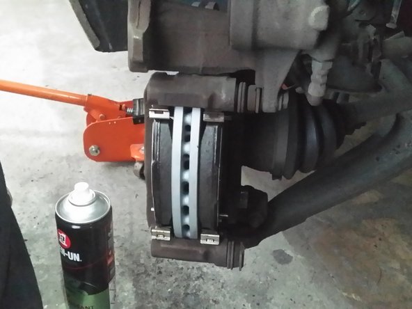 Repositionner la roue en serrant les 4 écrous puis remettre le cache