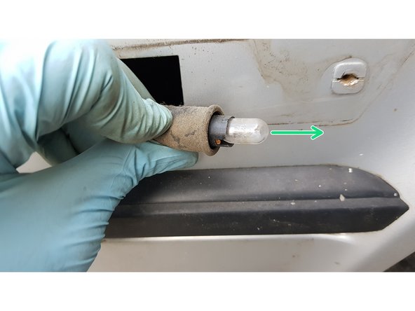 Retirez l'ampoule du répétiteur en tirant sur le capuchon d'étanchéité.