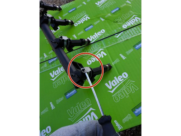 faire levier avec un petit tournevis plat