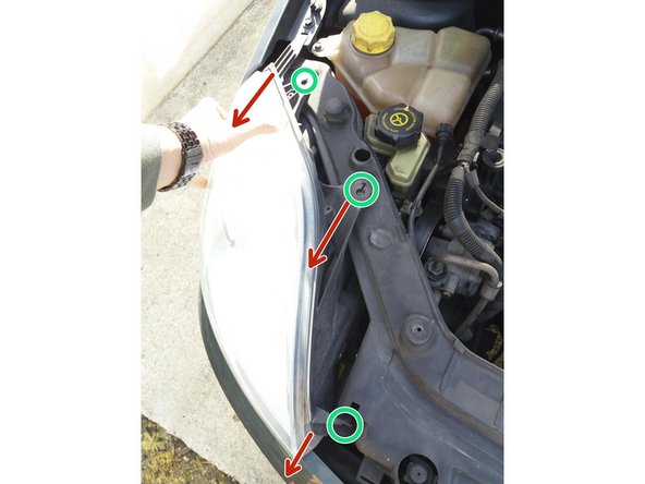 Sortir le projecteur de son emplacement en le tirant doucement vers l'avant.