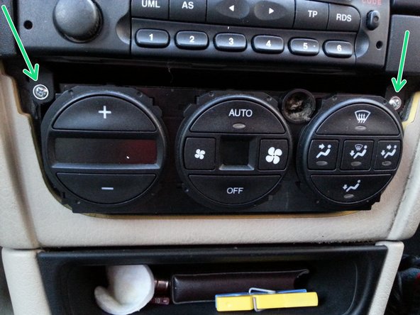 puis visser les 2 vis du cache plastique