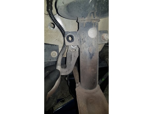 Avec une pince retirez l'agrafe.