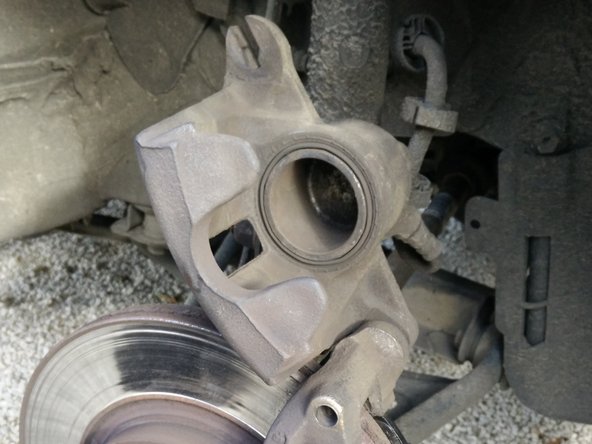 Ne pas passer la brosse métallique sur le joint du piston ni sur les flexibles