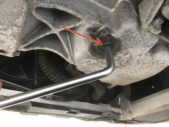 A l'aide de la clé à vidange deviser le bouchon de vidange