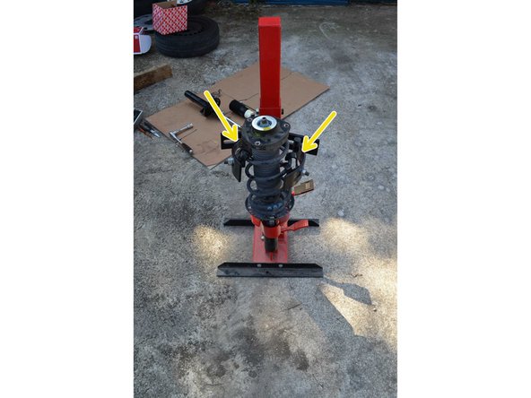 Positionnez correctement la partie inférieure de l'amortisseur, mettez la griffe de maintient en appui sur la jambe puis verrouillez.